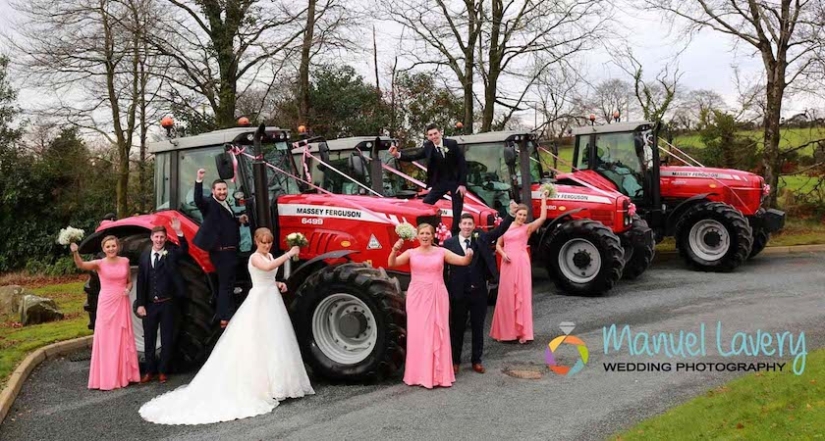 Una mujer irlandesa cumplió un sueño de la infancia al llegar a una boda en un tractor rojo