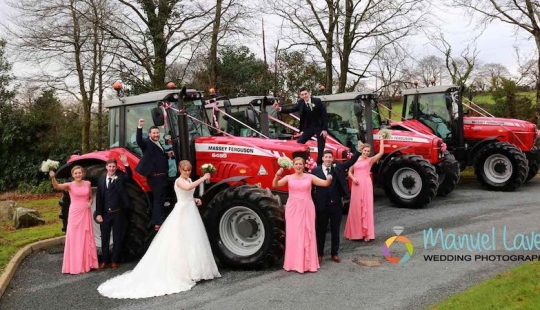 Una mujer irlandesa cumplió un sueño de la infancia al llegar a una boda en un tractor rojo