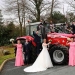 Una mujer irlandesa cumplió un sueño de la infancia al llegar a una boda en un tractor rojo
