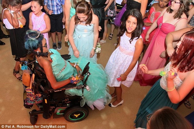 Una niña de 14 años con una enfermedad terminal fue elegida como la reina del baile, cumpliendo su último deseo
