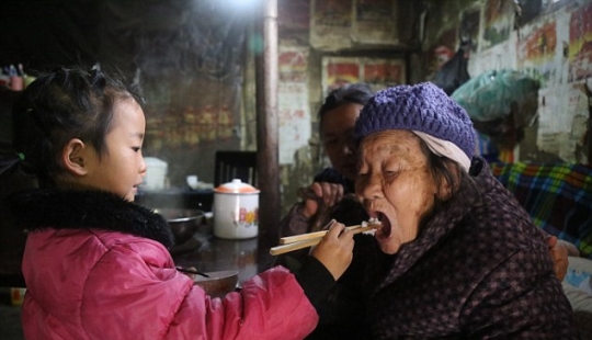 Una niña de cinco años se convirtió en la única enfermera de su abuela y bisabuela