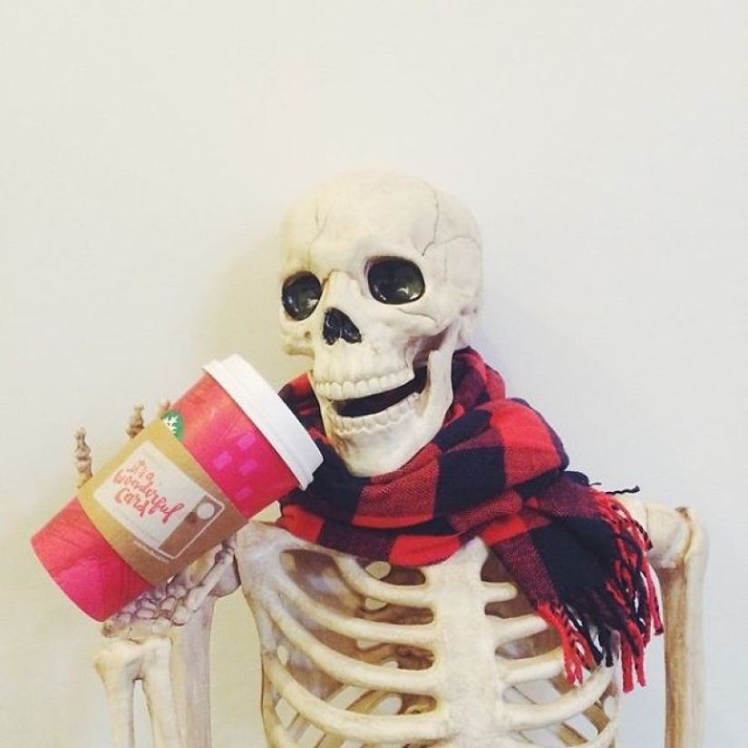 Una parodia de las chicas modernas: un esqueleto en Instagram