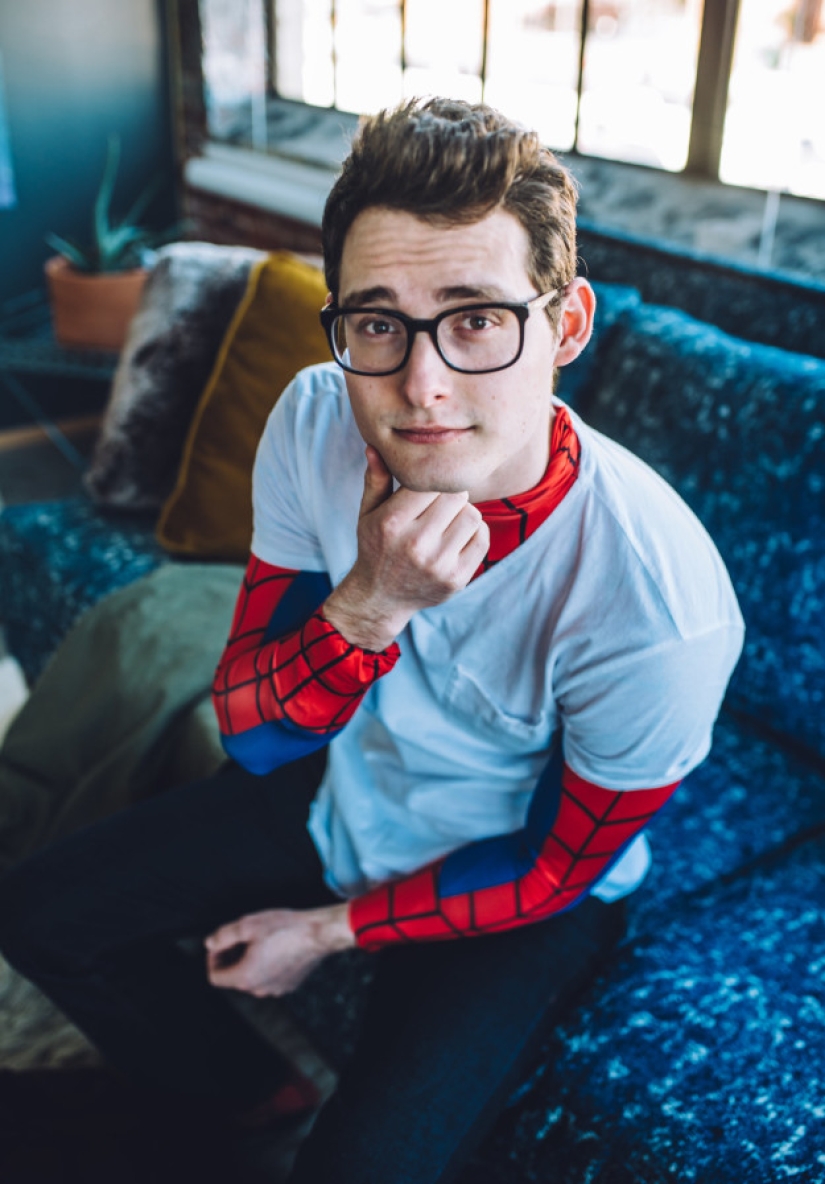 Una sesión de fotos de Spider-Man que te hará sentir caliente