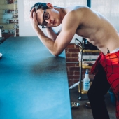 Una sesión de fotos de Spider-Man que te hará sentir caliente