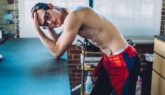 Una sesión de fotos de Spider-Man que te hará sentir caliente