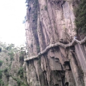 Una vertiginosa calle peatonal en las Montañas Amarillas de China