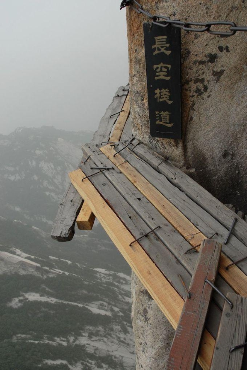 Una vertiginosa calle peatonal en las Montañas Amarillas de China