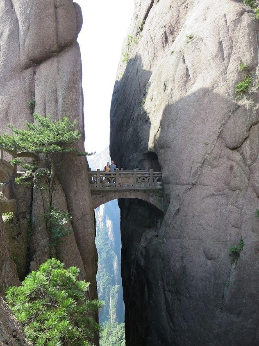 Una vertiginosa calle peatonal en las Montañas Amarillas de China