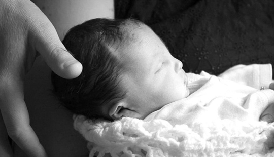 Unbearably sad photo shoot about how a family nurses a dead daughter who has lived only an hour