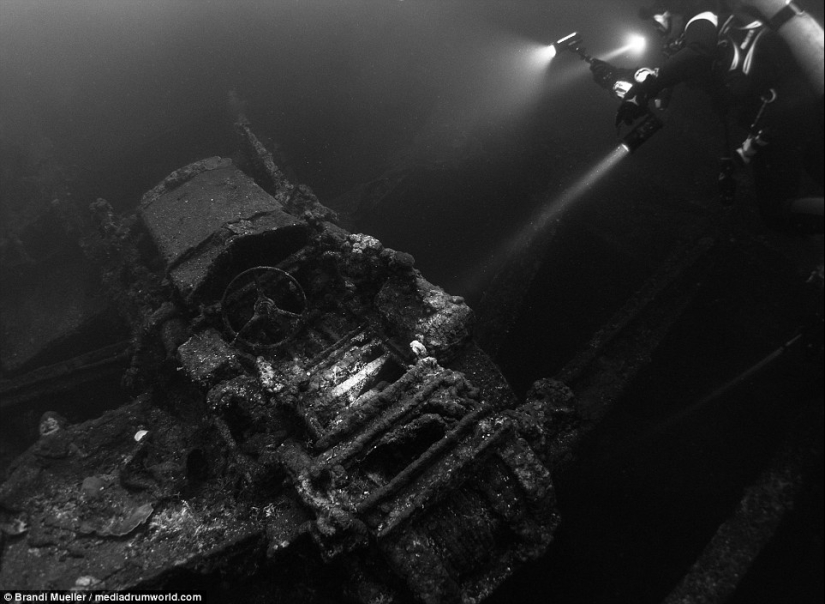 Underwater cemetery of Japan: pictures of submerged equipment from the Second World War