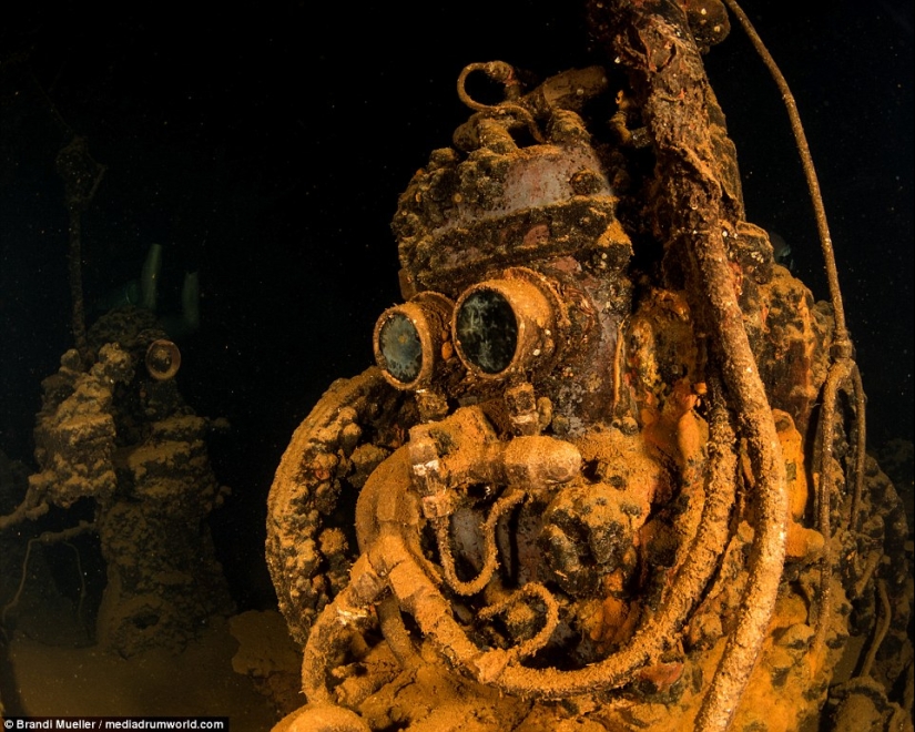 Underwater cemetery of Japan: pictures of submerged equipment from the Second World War