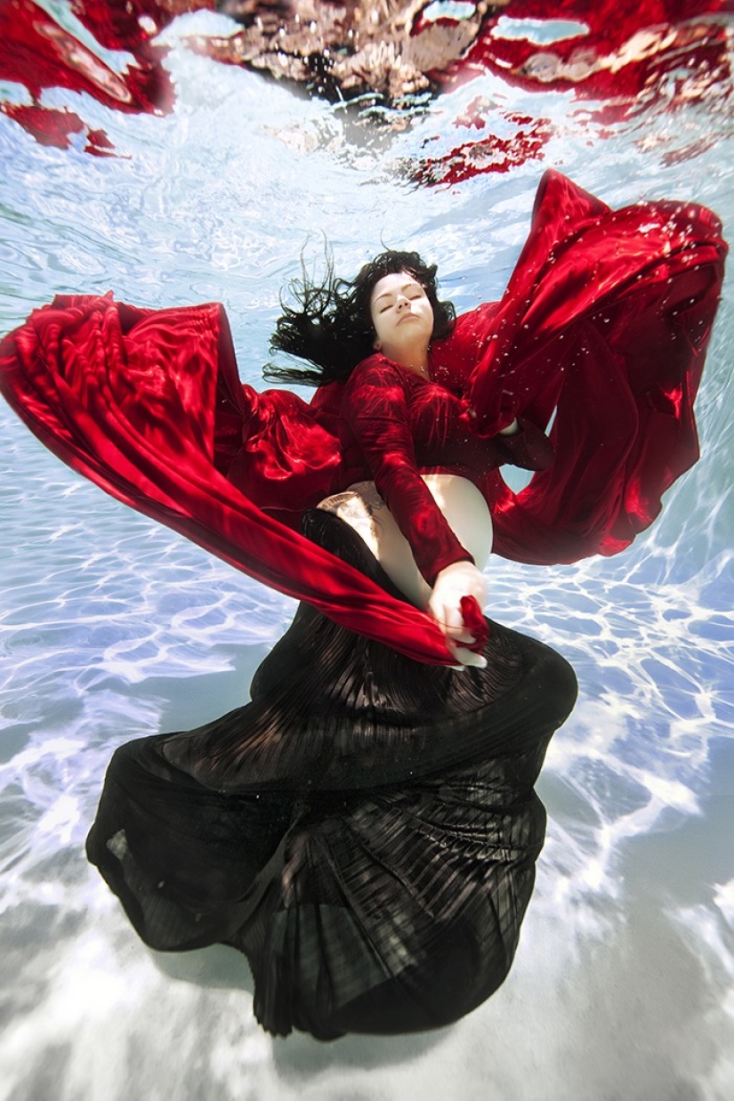 Underwater mothers - charming photos of the American master