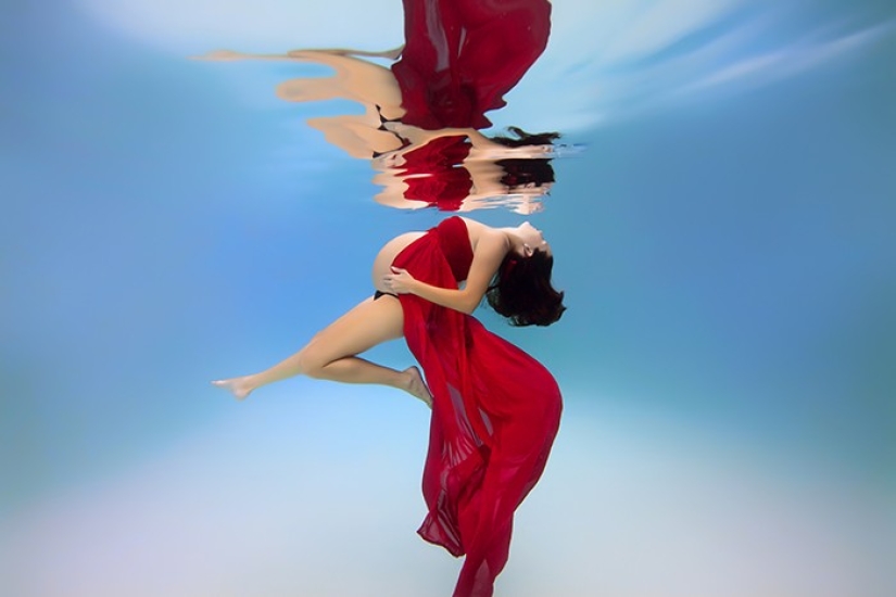 Underwater mothers - charming photos of the American master