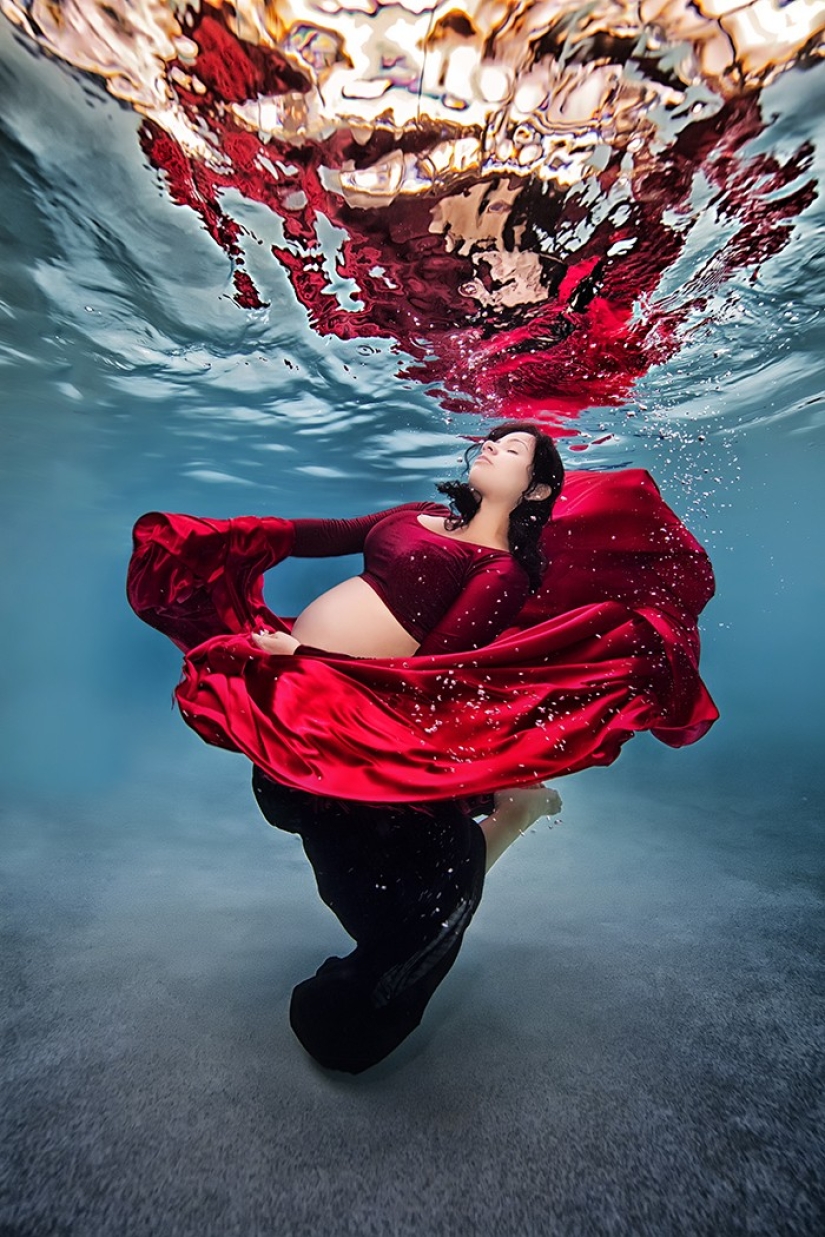 Underwater mothers - charming photos of the American master