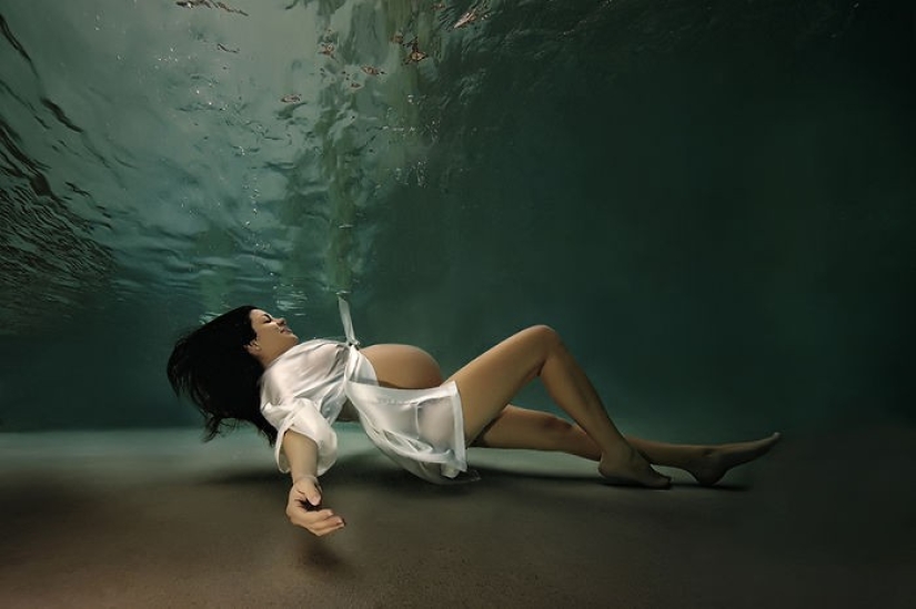 Underwater mothers - charming photos of the American master