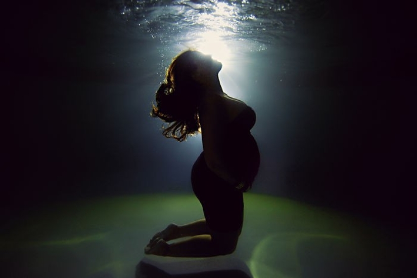 Underwater mothers - charming photos of the American master