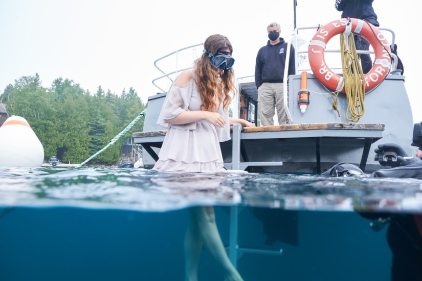 Underwater photo shoot in the icy water of a Canadian lake — a new Guinness record