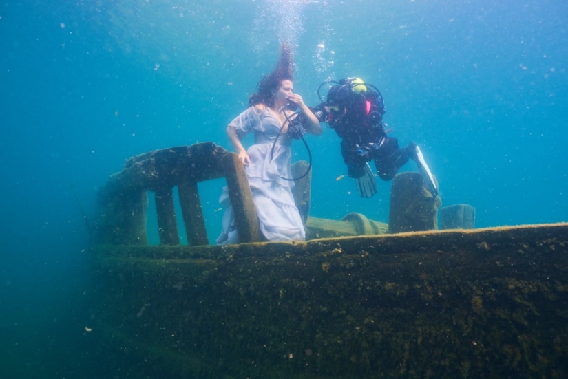 Underwater photo shoot in the icy water of a Canadian lake — a new Guinness record