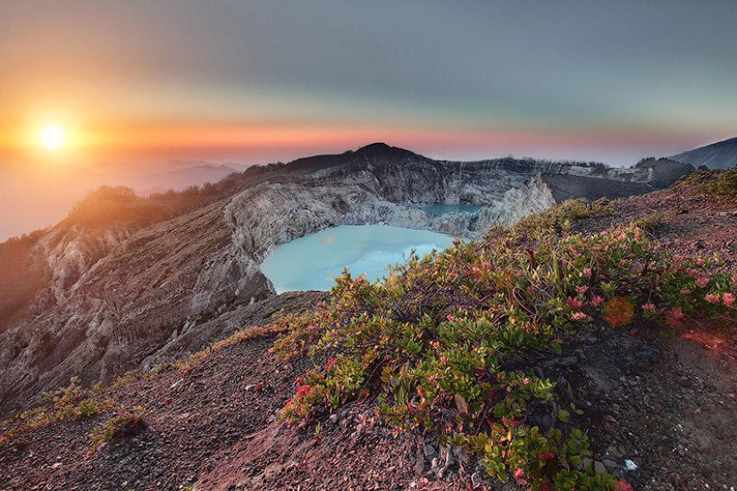 Unique Tricolor Lakes In The Crater Of The Kelimutu Volcano - Pictolic