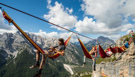 Unusual festival - in hammocks over the abyss