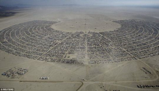 Ver la escala: el festival Burning Man a vista de pájaro y más