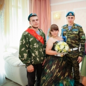 Vestido de camuflaje, boinas y chalecos: una boda al estilo de las Fuerzas Aerotransportadas tuvo lugar en Omsk