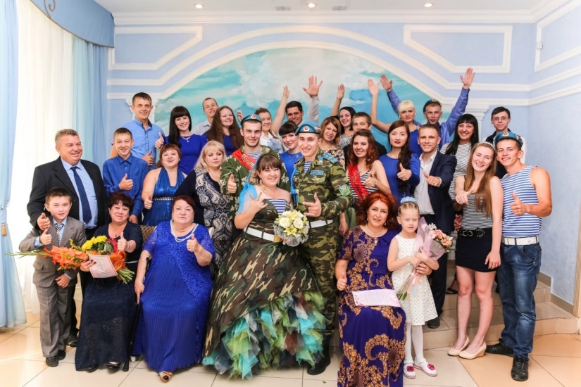 Vestido de camuflaje, boinas y chalecos: una boda al estilo de las Fuerzas Aerotransportadas tuvo lugar en Omsk