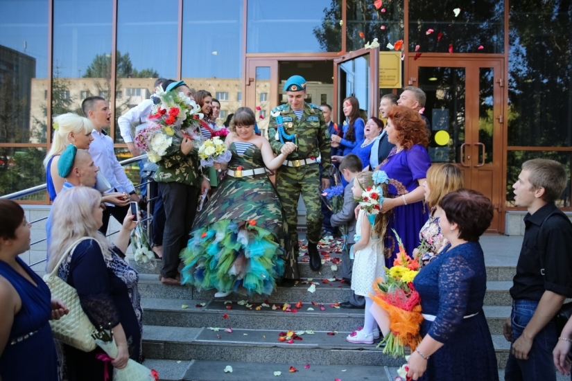 Vestido de camuflaje, boinas y chalecos: una boda al estilo de las Fuerzas Aerotransportadas tuvo lugar en Omsk