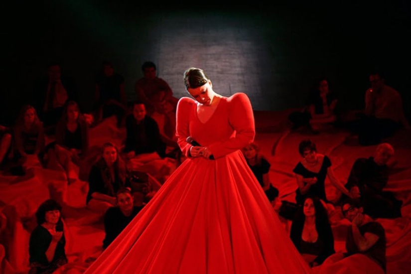 Vestido de sala de conciertos rojo gigante