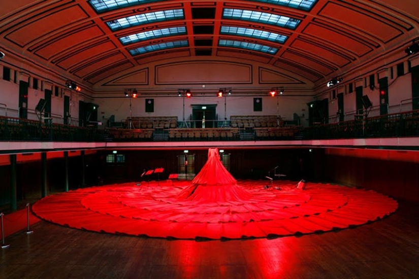 Vestido de sala de conciertos rojo gigante