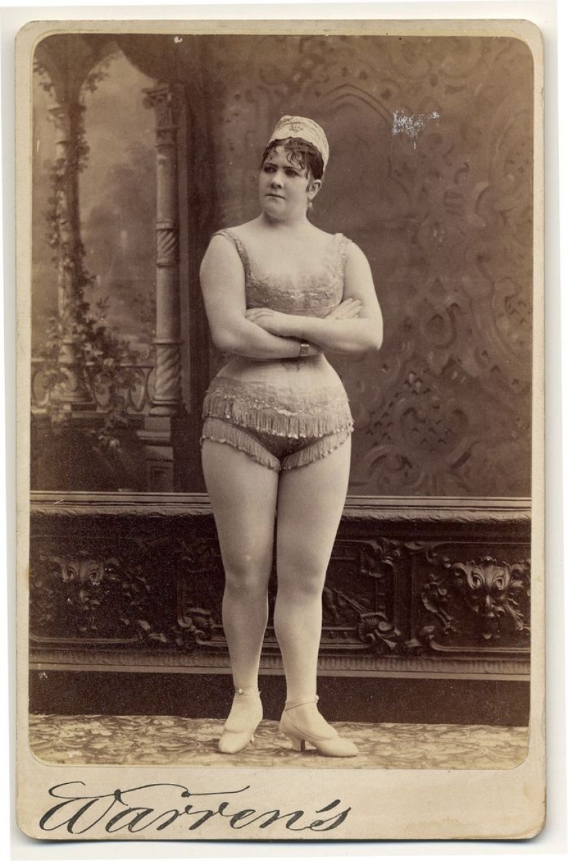 Victorian burlesque dancers