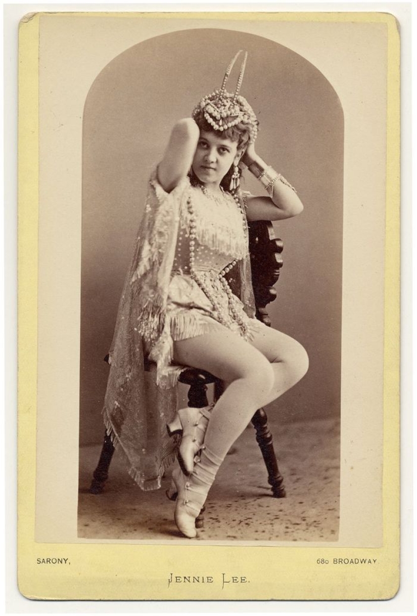 Victorian burlesque dancers