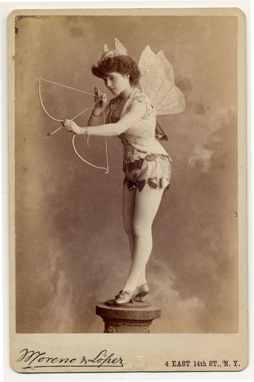 Victorian burlesque dancers