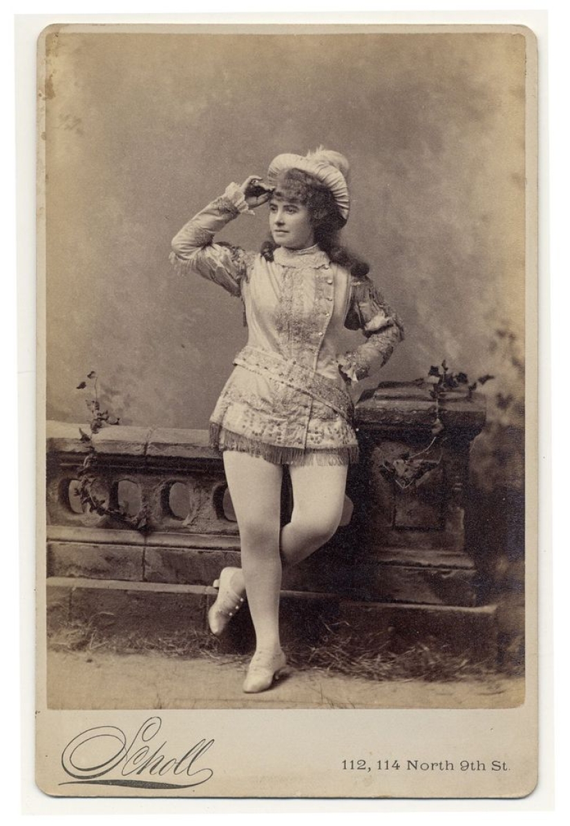 Victorian burlesque dancers