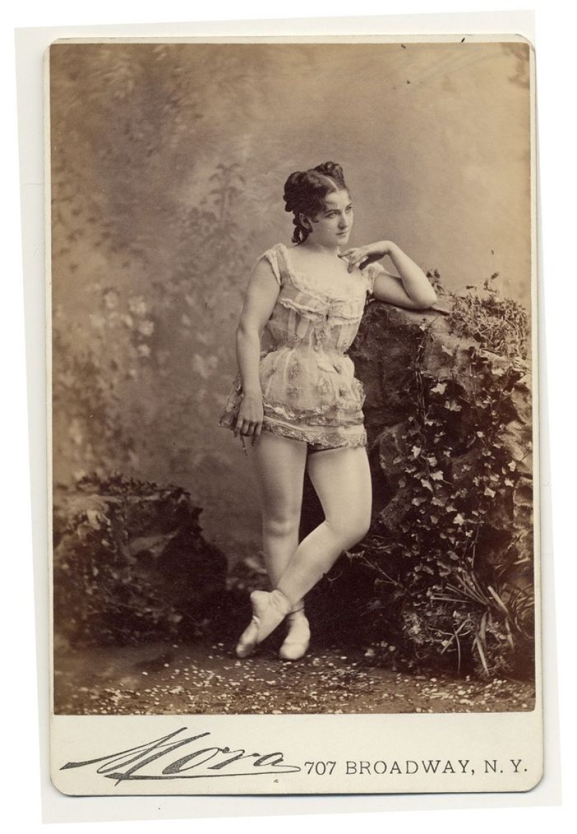 Victorian burlesque dancers