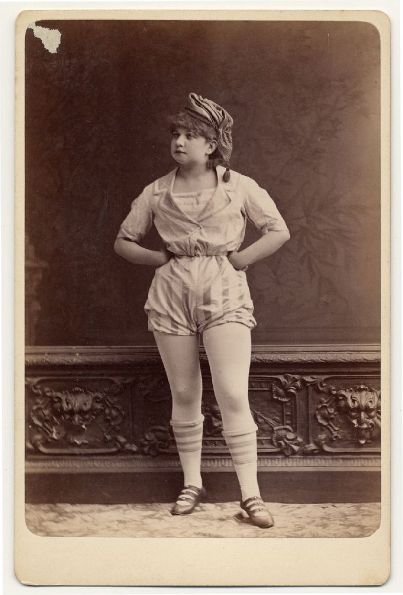 Victorian burlesque dancers