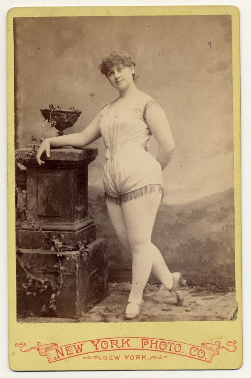 Victorian burlesque dancers