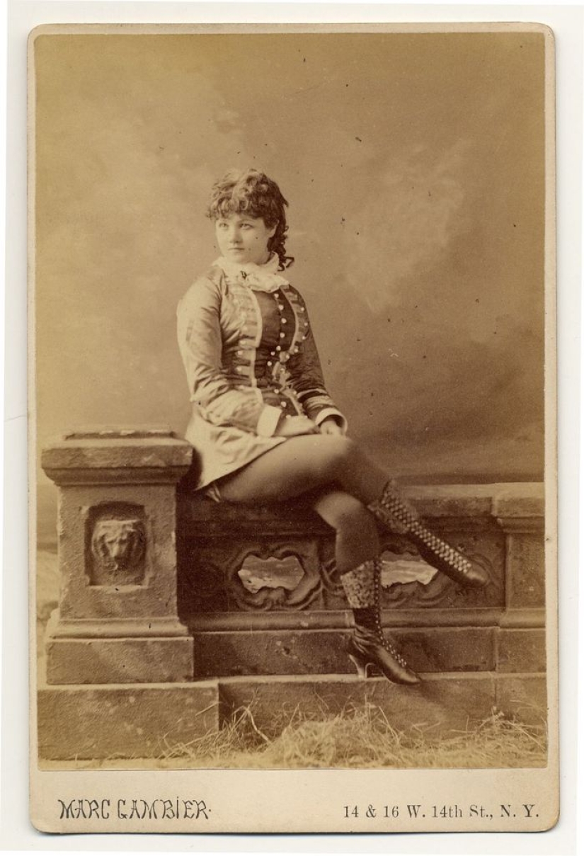 Victorian burlesque dancers