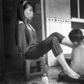 Vietnamese woman born without arms lives a normal life and takes care of her nephew