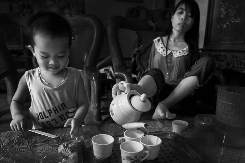 Vietnamese woman born without arms lives a normal life and takes care of her nephew