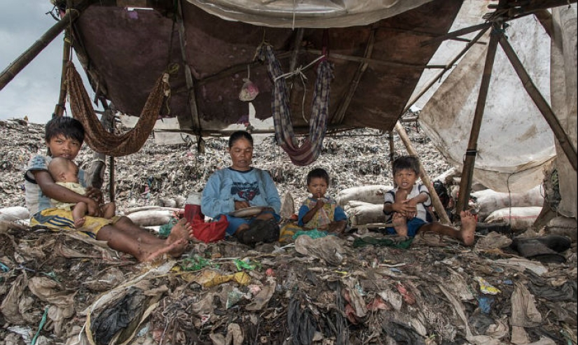"Vile world": how 3,000 families with children live in a huge landfill