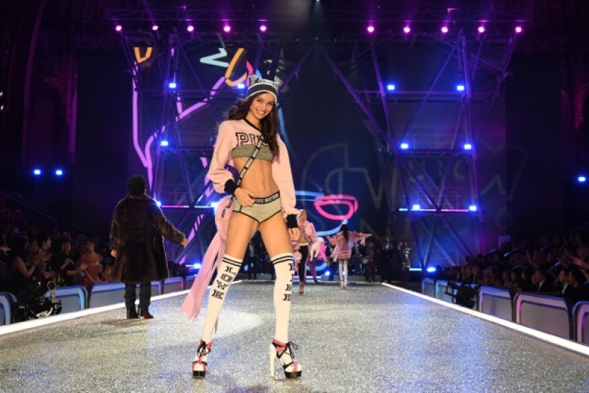 Vivid images from the Victoria's Secret underwear show 2016 in Paris