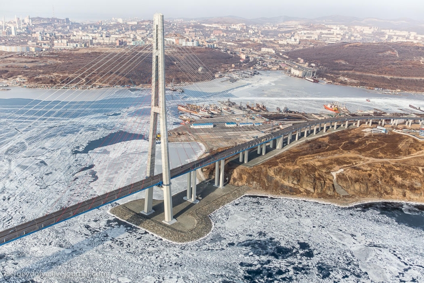 Vladivostok, isla rusa y la costa desde un helicóptero