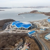 Vladivostok, isla rusa y la costa desde un helicóptero