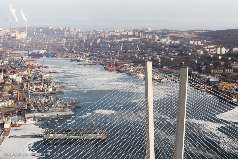 Vladivostok, isla rusa y la costa desde un helicóptero