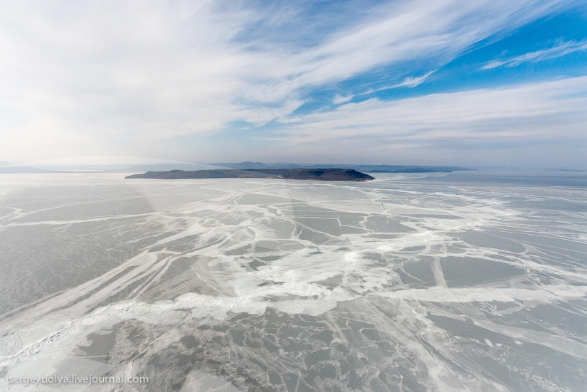 Vladivostok, isla rusa y la costa desde un helicóptero