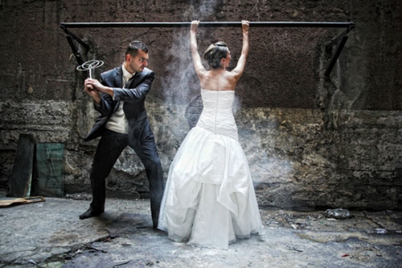 Vístete en la basura: la extraña tendencia de la fotografía de bodas
