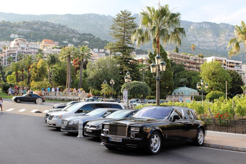 Walking around Monte Carlo