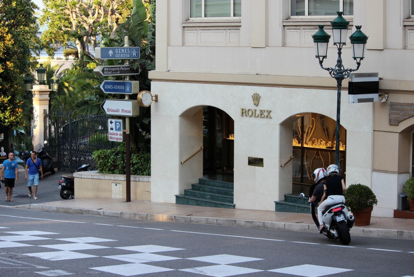 Walking around Monte Carlo