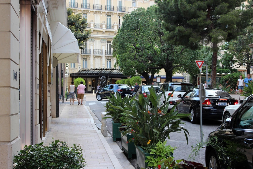 Walking around Monte Carlo